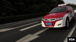 Mobil BYD E6 yang di Shenzhen digunakan sebagai taksi.
