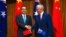 中国总理李克强与澳大利亚总理特恩布尔在位于堪培拉的议会大厅共同出席一项签字仪式(2017年3月24日资料照片)