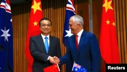 Australia's Prime Minister Malcolm Turnbull shakes hands with Chinese Premier Li Keqiang before the start of an official signing ceremony at Parliament House in Canberra, Australia, March 24, 2017. 