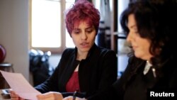 Penulis bayangan Micol Gaziano (kiri) mendiktekan surat cinta kepada Domitilla Stefanini di Roma, Italia, 19 Maret 2018. 