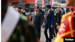 Presiden terpilih Indonesia Prabowo Subianto mendampingi Presiden Joko Widodo memimpin apel kesiapan pengamanan pelantikan Presiden dan Wakil Presiden terpilih RI di Jakarta, 14 Oktober 2024. (X/@prabowo)