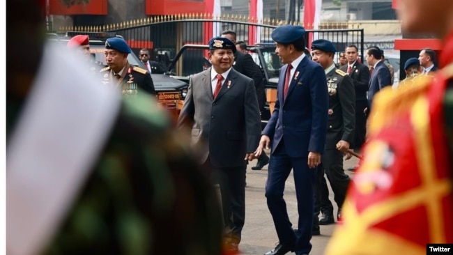 Presiden terpilih Indonesia Prabowo Subianto mendampingi Presiden Joko Widodo memimpin apel kesiapan pengamanan pelantikan Presiden dan Wakil Presiden terpilih RI di Jakarta, 14 Oktober 2024. (X/@prabowo)