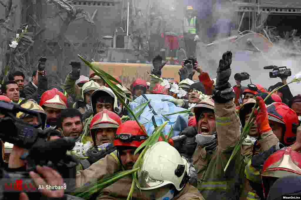 کشف آخرین پیکر از آتش‌نشان‌های کشته شده در ساختمان پلاسکو. عملیات آواربرداری پلاسکو عصر پنج‌شنبه تهران با کشف ۱۹ پیکر از زیر آوار به پایان رسید.