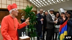 Le cardinal, évêque de Port-Louis, Maurice Piat lors d’une visite de courtoisie avec des proches à la salle d'audience Paul VI au Vatican, le 19 novembre 2016.