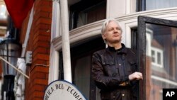 Archivo. Julian Assange saluda a partidarios desde el balcón de la embajada de Ecuador en Londres el 19 de mayo de 2017.