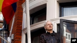 El fundador de WikiLeaks, Julian Assange, saluda a los partidarios desde un balcón de la Embajada de Ecuador en Londres. Foto de archivo del 19 de mayo de 2017.