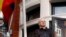 El fundador de WikiLeaks, Julian Assange, saluda a los partidarios desde un balcón de la Embajada de Ecuador en Londres. Foto de archivo del 19 de mayo de 2017.