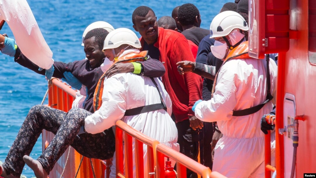 Arhiva - Migrantu, koji je dio grupe od 58 presretnutih na trošnom brodu na oko 100 milja od obale, pomažu spasioci nakon što je stigao u luku Arguineguin, Španija, 30. maja 2016.