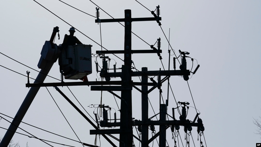Ilustracija: Radnik popravlja energetsku mrežu u Anapolisu, država Merilend, u decembru 2021. Vladini izvještaji ukazuju da su ekstremističke grupe sve sklonije napadima na energetsku infrastrukturu, kao način za narušvanje reda SAD.