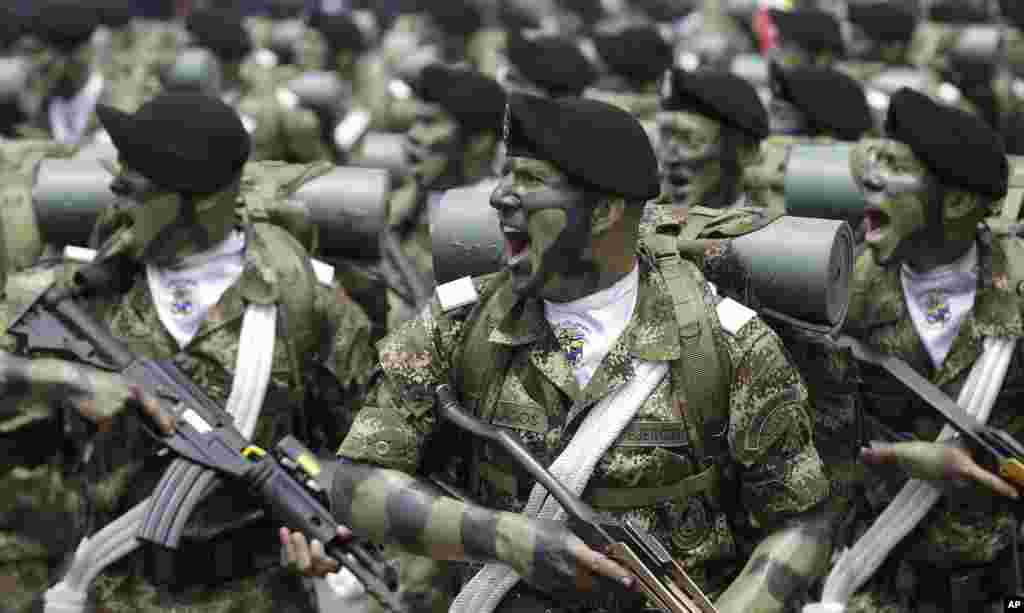 Special forces soldiers march during a military parade celebrating Colombia&#39;s 204 anniversary of independence from Spain, in Bogota, July 20, 2014.