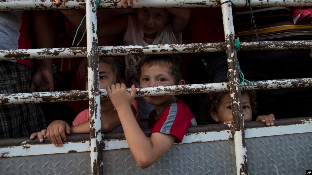 Deca u kamionu na putu za SAD (Foto: AP/Rodrigo Abd)