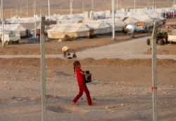 A displaced child from the minority Yazidi sect, who fled violence in the Iraqi town of Sinjar, carries a jerry can filled with water at Bajed Kadal refugee camp southwest of Dohuk September 15, 2014. REUTERS/Ahmed Jadallah (IRAQ - Tags: CIVIL UNRE