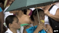 Thân nhân của các tù nhân chờ tin bên ngoài trại trù El Rodeo ở ngoại ô thủ đô Caracas của Venezuela, ngày 13 tháng 6, 2011