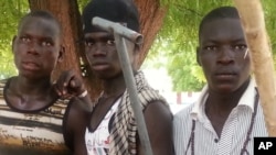 Wasu matasa 'yan banga suka tsaya don a dauki hotonsu a Maiduguri, 11 Yuni, 2013.