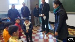 བྷེལ་ཇམ་ནང་བོད་ཕྲུག་ ༣༠༠ སྐོར་གྱིས་བོད་ཀྱི་སྐད་ཡིག་སློབ་གྲྭ་ཁག་གི་ནང་སློབ་སྦྱོང་བྱེད་བཞིན་པ།