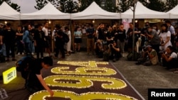 Una persona coloca una vela durante un evento que marca el 34 aniversario de la represión de China de 1989 contra los manifestantes prodemocráticos en la Plaza Tiananmen de Beijing, en Taipei, Taiwán, el 4 de junio de 2023.