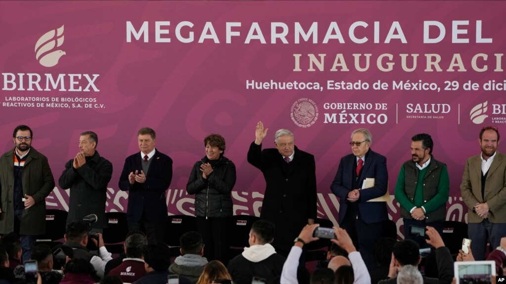 El presidente mexicano, Andrés Manuel López Obrador, saluda a sus partidarios cuando llega a una ceremonia para inaugurar un almacén de "megafarmacia" en Huehuetoca, México, el viernes 29 de diciembre de 2023.