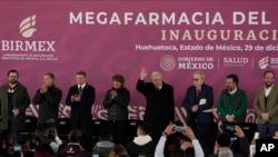 El presidente mexicano, Andrés Manuel López Obrador, saluda a sus partidarios cuando llega a una ceremonia para inaugurar un almacén de "megafarmacia" en Huehuetoca, México, el viernes 29 de diciembre de 2023.