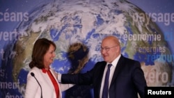 French Minister for Ecology, Sustainable Development and Energy Segolene Royal (L) and Finance Minister Michel Sapin attend a news conference to introduce France's first state green bond in Paris, Jan. 3, 2017. 