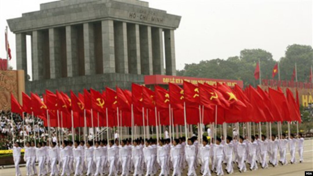 Para tentara berbaris melewati mausoleum Presiden pertama Vietnam, Ho Chi Minh, dalam perayaan 1.000 tahun Hanoi.