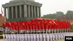 Para tentara berbaris melewati mausoleum Presiden pertama Vietnam, Ho Chi Minh, dalam perayaan 1.000 tahun Hanoi.