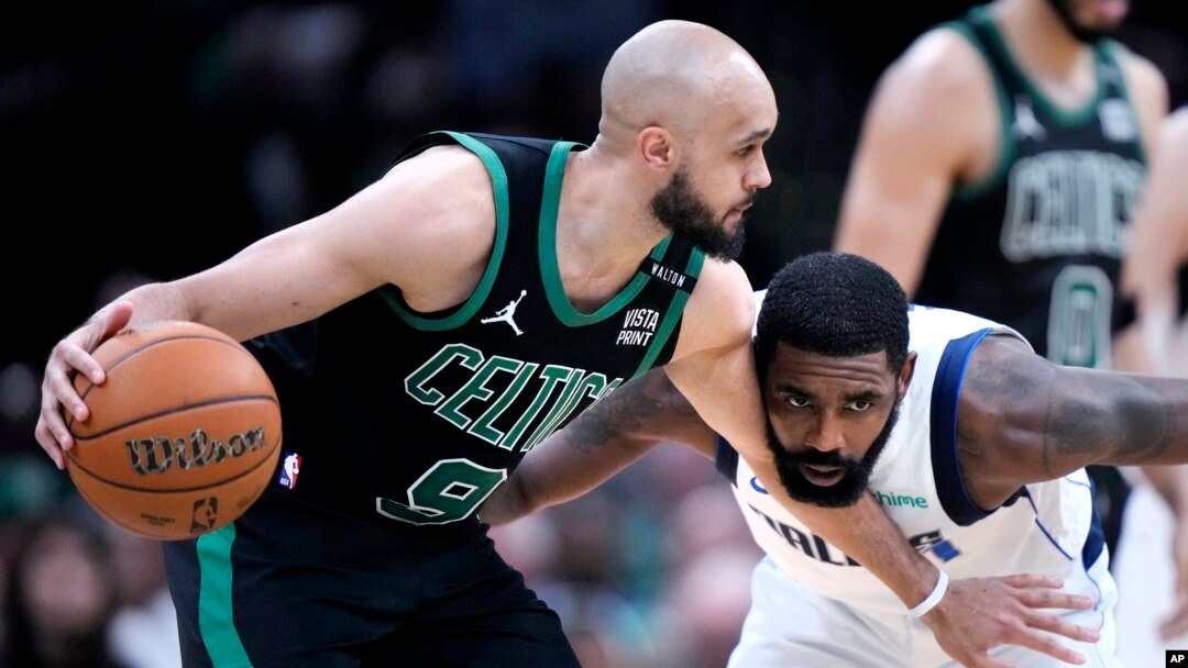 Derik Vajt (levo) i Kajri Irving (desno) u jednom od brojnih duela druge utakmice finala plej-ofa NBA lige (Foto: AP/Steven Senne)