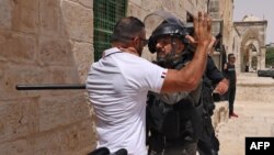 İsrailli bir asker Mescid-i Aksa girişinde Müslüman bir Filistinli'nin üzerini arıyor. 