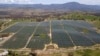 Lapangan panel surya Williamsdale Solar Farm tampak dari udara, berlokasi di selatan Canberra, Australia, 15 Oktober 2020. Lokasi itu dibangun panel-panel tenaga surya di wilayah seluas 30 hektare. (Foto: Mick Tsikas/AAP Image via AP)