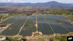 Lapangan panel surya Williamsdale Solar Farm tampak dari udara, berlokasi di selatan Canberra, Australia, 15 Oktober 2020. Lokasi itu dibangun panel-panel tenaga surya di wilayah seluas 30 hektare. (Foto: Mick Tsikas/AAP Image via AP)