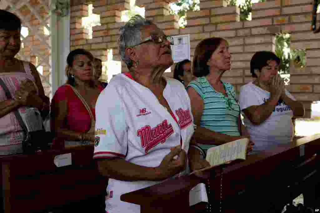 Pendukung Chavez berdoa bagi kesehatannya di kapel rumah sakit militer di Caracas, 5 Maret 2013.