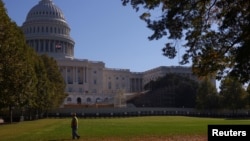 La plataforma para el acto de inauguración presidencial en construcción frente al edificio del Capitolio de Estados Unidos en Washington, el 31 de octubre de 2024. REUTERS/Hannah McKay