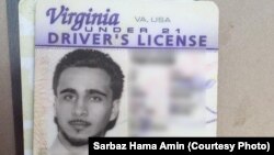 Licencia de conducir de un estadounidense identificado como Mohamed Jamal Khweis, acusado de ser miembro del grupo Estado Islámico, quien se ha entregado a las fuerzas pershmerga en el norte de Irak.