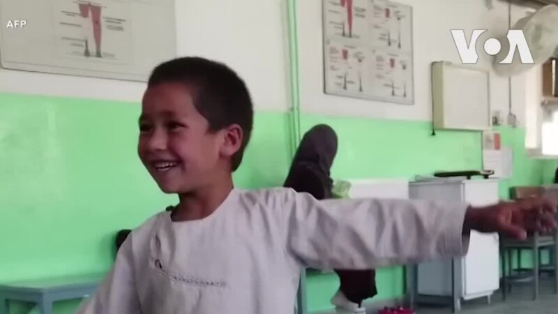 La joie d'Ahmad qui, à 5 ans, peut à nouveau danser grâce à sa nouvelle prothèse