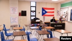 Ms. Leila E. Martinez, seorang guru matematika asal Puerto Rico di Iroquois High School, mengajar kelasnya secara virtual dari sekolah di Louisville, Kentucky, AS 21 Januari 2022. (Foto: REUTERS/Amira Karaoud) 