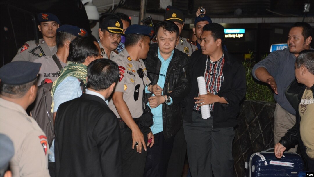 Dengan tangan terborgol, Anggoro Widjojo (tengah), buronan kasus korupsi pengadaan alat Sistem Komunikasi Radio Terpadu (SKRT) Kementerian Kehutanan tiba di gedung KPK Kamis, 30/1 (foto: VOA/Andylala).