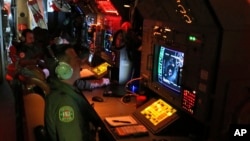 Petugas radar dan sonar di pesawat milik Angkatan Udara Australia AP-3C Orion dalam misi pencarian pesawat Malaysia Airlines MH370 di Samudera India, 22 Maret 2014 (Foto: dok).