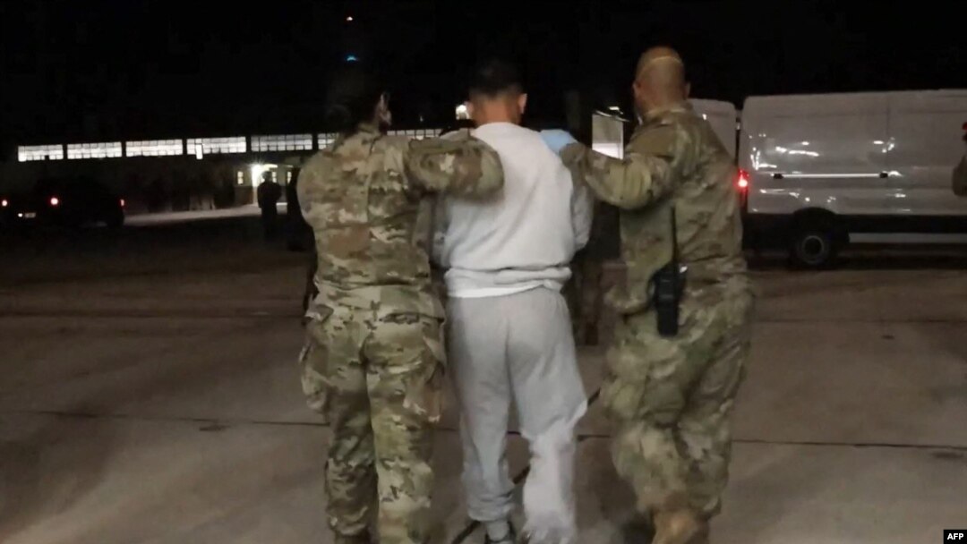 ABD'de yakalanan yasadışı göçmenler geçici olarak Guantanamo'ya sevk ediliyor. 