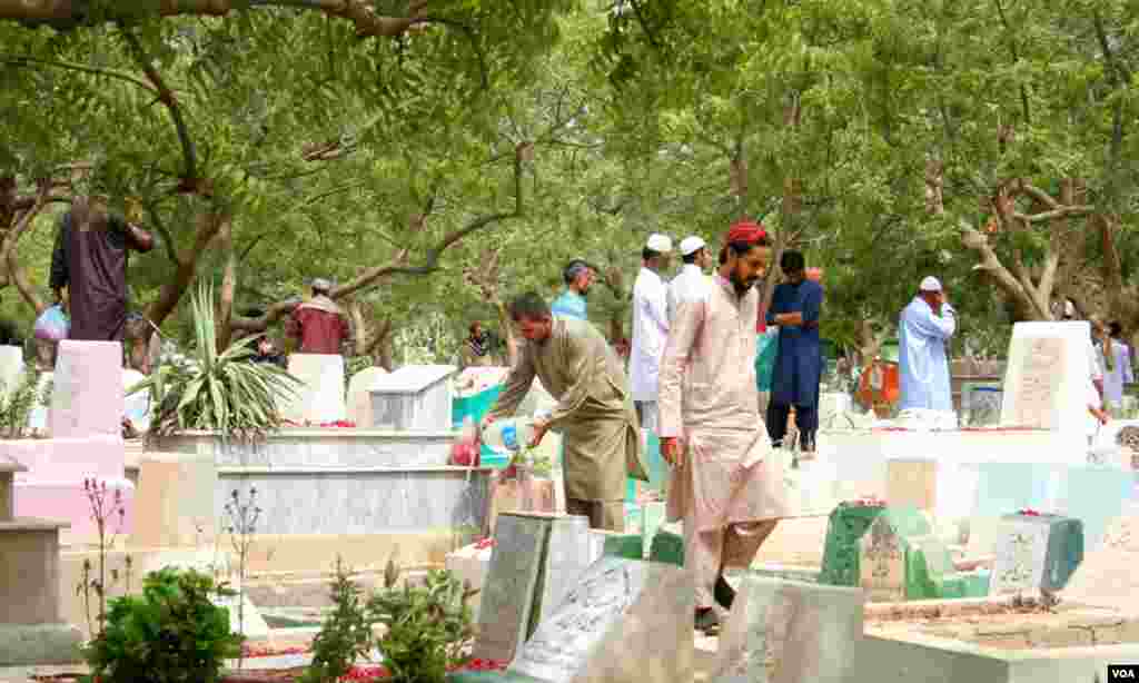 رمضان میں غیر معمولی گرمی سے شہر میں تقریباً 1500 اموات ہوئیں۔ لہذا، اس بار قبرستانوں میں عید کے موقع پر غیر معمولی رش رہا