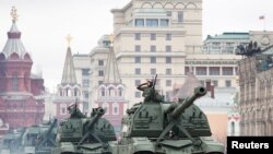 2021년 5월 9일 러시아 모스크바 붉은 광장에서 진행된 군사행진에 참여한 러시아군 자주포 행렬