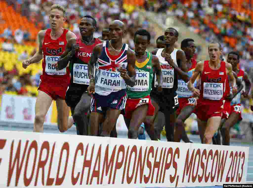 Mo Farah of Britain (3rd L) competes in the men's 10,000 metres final during the IAAF World Athletics Championships at the Luzhniki stadium in Moscow August 10, 2013. REUTERS/Kai Pfaffenbach (RUSSIA - Tags: SPORT ATHLETICS) - RTX12G6U