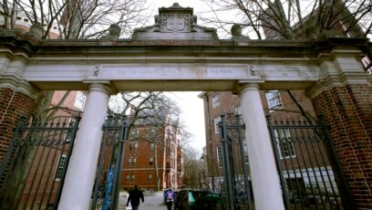 Sebuah gerbang di kampus Universitas Harvard di Cambridge, Mass, 13 Desember 2018. (Foto: AP)