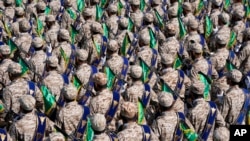 Garda Revolusi Iran berbaris dalam parade militer memperingati ulang tahun awal perang Iran melawan diktator Irak, Saddan Hussein, di luar Kota Teheran, Iran, 22 September 2023. (Foto: Vahid/Salemi/AP Photo)