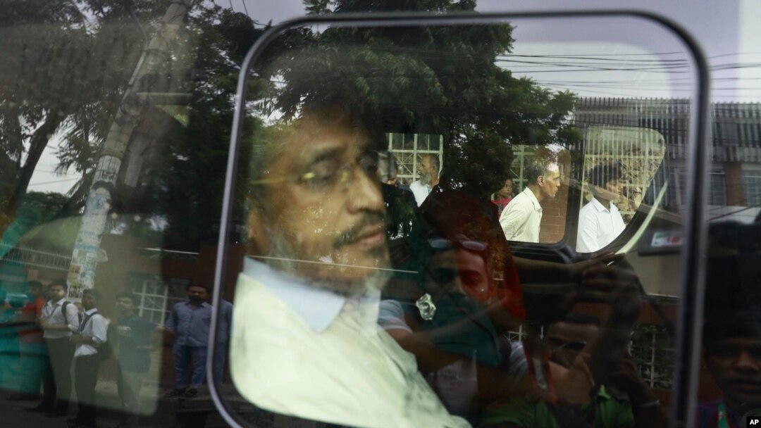 Lutfozzaman Babar, satu dari dua mantan menteri kabinet di antara terpidana yang dijatuhi hukuman mati tiba di pengadilan Bangladesh di Dhaka, Bangladesh, Rabu, 10 Oktober 2018. 