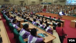 Lebih dari 500 siswi dari 4 sekolah mengambil bagian dalam kampanye Kesadaran Keamanan Siber di Dhaka, 19 April 2017 (foto: S. Islam/VOA)