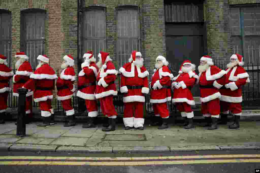 Londra sokaklarında boy gösteren Noel Baba kıyafetli kişiler, mağazalarda alış-veriş yapanlara yardımcı oluyor.