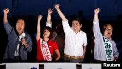 ဂျပန်ဝန်ကြီးချုပ် ရှင်ဇိုအာဘေး (ဒု-ယာ) နဲ့ အာဏာရပါတီ ခေါင်းဆောင်များ။ (ဇူလိုင်လ ၂၀ ရက်၊ ၂၀၁၃)