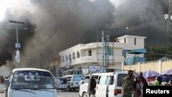 Fuerzas de seguridad somalíes buscan cuerpos entre los escombros dejados por la explosión de un camión bomba el sábado en el centro de Mogadiscio, capital de Somalia.