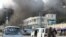 Fuerzas de seguridad somalíes buscan cuerpos entre los escombros dejados por la explosión de un camión bomba el sábado en el centro de Mogadiscio, capital de Somalia.