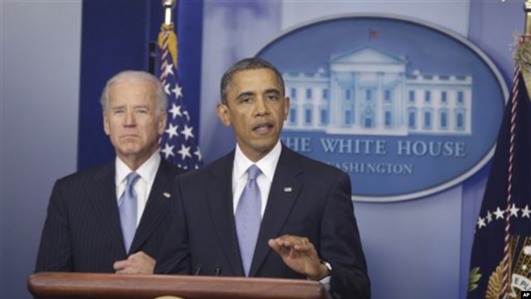 Presiden Amerika Barack Obama dan Wakil President Joe Biden (kiri), memberi keterangan kepada pers seusai kesepakatan penyelesaian jurang fiskal (1/1).