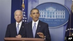 Tổng thống Barack Obama, và Phó Tổng thống Joe Biden (trái), tuyên bố sau khi thỏa hiệp về bờ vực tài chánh được thông qua, ngày 1/1/2013